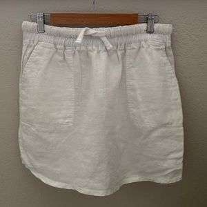 James Perse white linen elastic waist skirt with pockets.